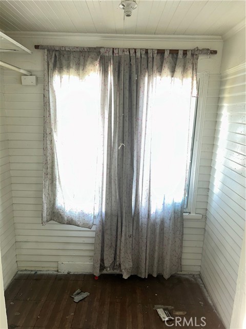 146 E 45th Street, Los Angeles CA: https://media.crmls.org/medias/a11b3935-2f81-4f6c-a99a-036defcc8c90.jpg