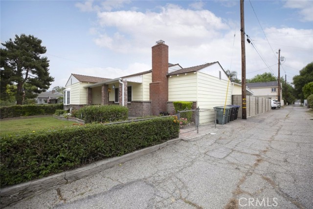 835 N Lincoln Street, Burbank CA: https://media.crmls.org/medias/a11cb2d0-9437-495e-8324-7cace0430c64.jpg