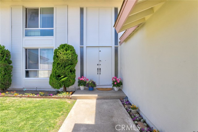 Detail Gallery Image 5 of 44 For 6961 via Angelina Dr, Huntington Beach,  CA 92647 - 5 Beds | 3 Baths