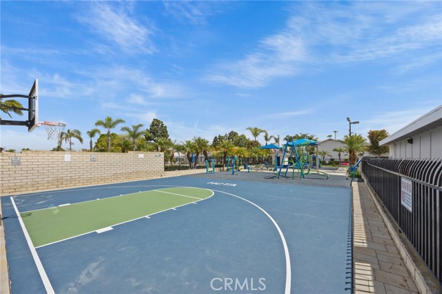 Detail Gallery Image 29 of 43 For 19796 Inverness Lane, Huntington Beach,  CA 92646 - 2 Beds | 2 Baths