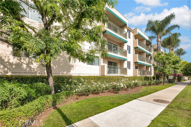 Detail Gallery Image 7 of 49 For 4501 Cedros Ave #240,  Sherman Oaks,  CA 91403 - 2 Beds | 2 Baths