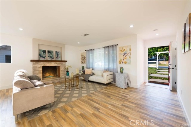 Detail Gallery Image 5 of 24 For 94 Marathon Rd, Altadena,  CA 91001 - – Beds | – Baths