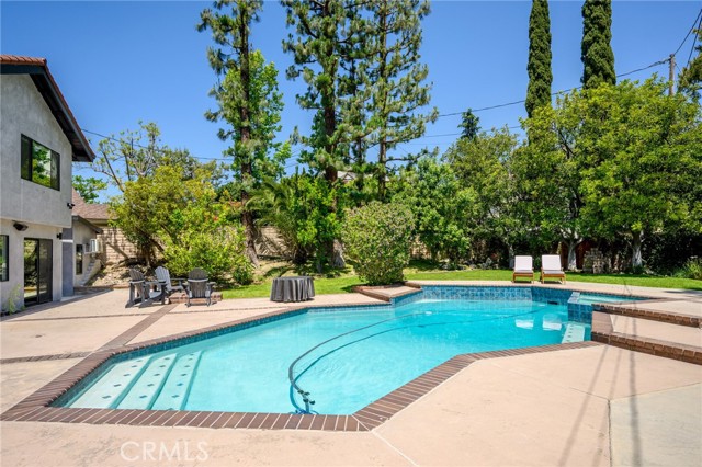 2305 Henrietta Avenue, La Crescenta CA: https://media.crmls.org/medias/a122a17e-55ba-4f0e-af61-3a109c16d980.jpg