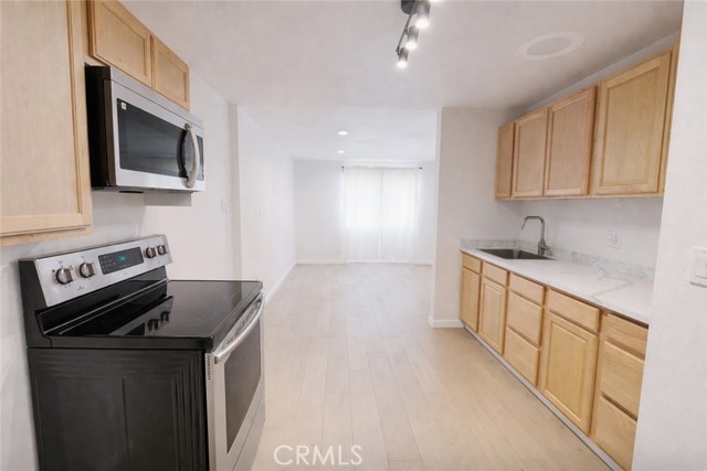 Detail Gallery Image 5 of 13 For 5637 Redwood #B,  Palmdale,  CA 93551 - 2 Beds | 1 Baths