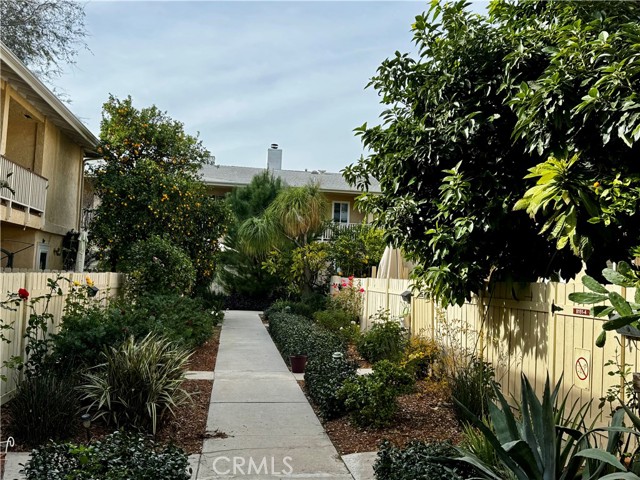 Detail Gallery Image 2 of 9 For 8151 Canby Ave #4,  Reseda,  CA 91335 - 1 Beds | 1 Baths
