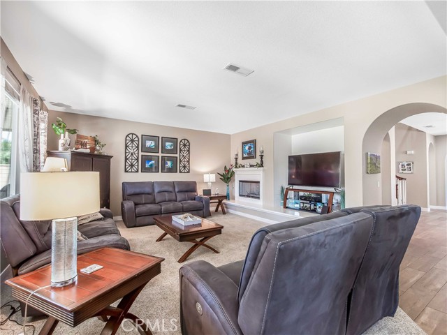 12820 Excalibur Drive, Eastvale CA: https://media.crmls.org/medias/a12edaea-3a29-48c3-8f4b-4f7eb4ac0d7a.jpg