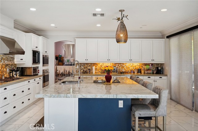 Detail Gallery Image 11 of 58 For 16652 Carrara Ct, Riverside,  CA 92503 - 5 Beds | 4/1 Baths