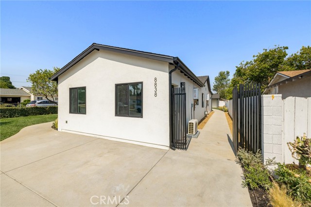 8840 Valjean Avenue, North Hills CA: https://media.crmls.org/medias/a1324c67-94bc-4f10-8c57-421027645667.jpg