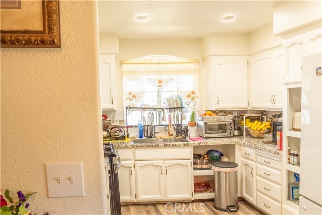Detail Gallery Image 13 of 33 For 2380 S Holly Ave, Fresno,  CA 93706 - 4 Beds | 2 Baths