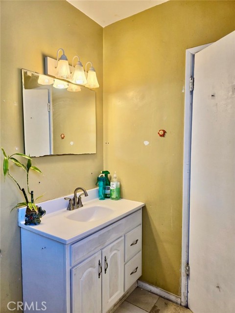 722 N Philadelphia Street, Anaheim CA: https://media.crmls.org/medias/a133f0dc-3600-4f1e-8b23-50330e09dc3f.jpg