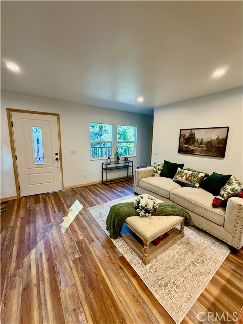 Detail Gallery Image 4 of 26 For 675 Pinnacle, Lake Arrowhead,  CA 92352 - 3 Beds | 2 Baths