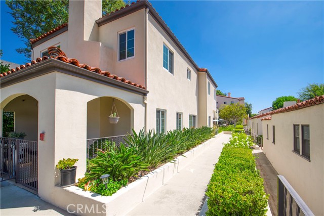 Detail Gallery Image 3 of 28 For 372 S Marengo Ave #108,  Pasadena,  CA 91101 - 3 Beds | 3 Baths