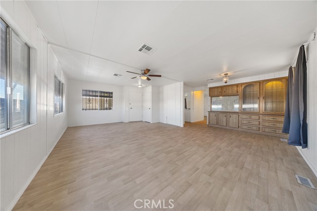 1895 W Devonshire Avenue, Hemet CA: https://media.crmls.org/medias/a13a04e3-d843-4b75-9668-eb9576e6b476.jpg