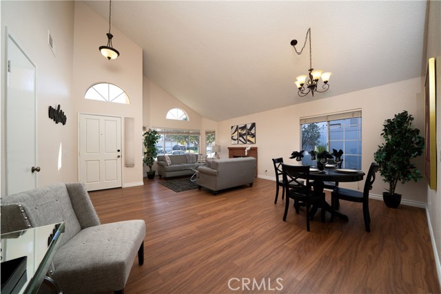 Detail Gallery Image 3 of 36 For 957 Stonehenge Cir, Corona,  CA 92881 - 3 Beds | 2 Baths