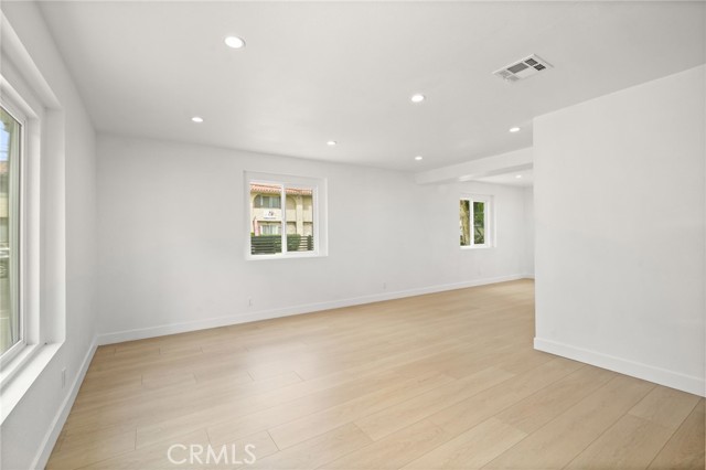 Detail Gallery Image 9 of 33 For 7010 Lennox Ave #B,  Van Nuys,  CA 91405 - 4 Beds | 2 Baths