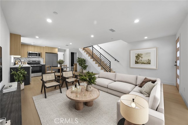 Detail Gallery Image 2 of 16 For 4513 Rosewood Ave #3,  Los Angeles,  CA 90004 - 3 Beds | 3 Baths