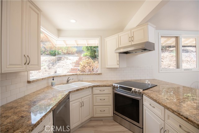 2475 Sunset Drive, Riverside CA: https://media.crmls.org/medias/a1414d1e-ca61-4e8b-892d-127777a89422.jpg