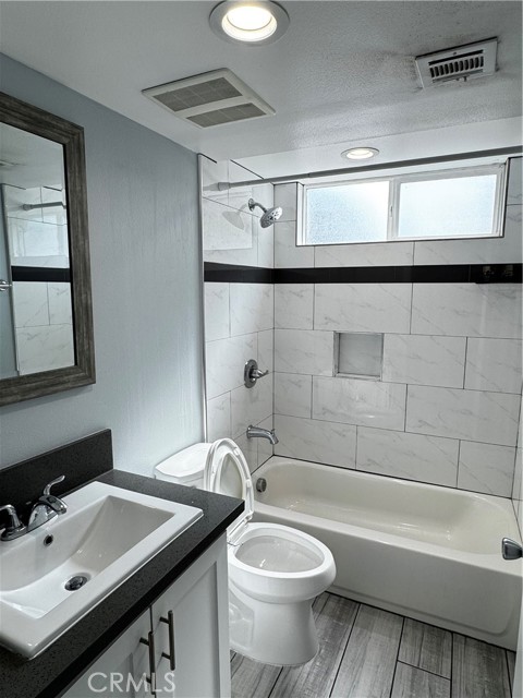 Detail Gallery Image 5 of 9 For 433 1/2 E 30th, Los Angeles,  CA 90011 - 3 Beds | 3 Baths