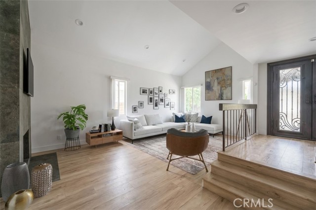 Detail Gallery Image 3 of 37 For 6222 Wynne, Tarzana,  CA 91335 - 4 Beds | 3 Baths