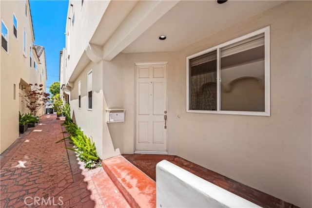 703 Marguerite Avenue, Corona del Mar CA: https://media.crmls.org/medias/a142e8f4-9da7-44f2-b272-ecd62c0f58a1.jpg