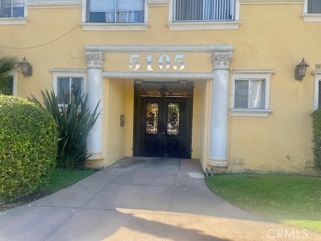 Detail Gallery Image 2 of 18 For 5105 Woodman Ave #3,  Sherman Oaks,  CA 91423 - 3 Beds | 2 Baths