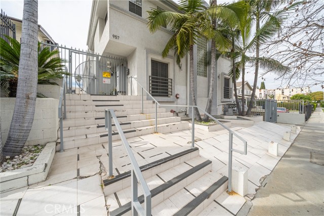 957 S Gramercy Drive, Los Angeles CA: https://media.crmls.org/medias/a147bfea-a161-4ce4-9e81-dcc1fb150fcb.jpg
