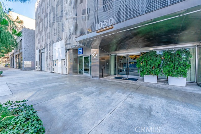 1050 S Grand Avenue, Los Angeles CA: https://media.crmls.org/medias/a148a1b4-6e2f-4afd-851d-5ca113a26f09.jpg