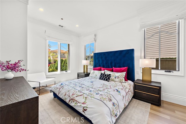 Detail Gallery Image 12 of 75 For 530 Kings Rd, Newport Beach,  CA 92663 - 5 Beds | 4/3 Baths