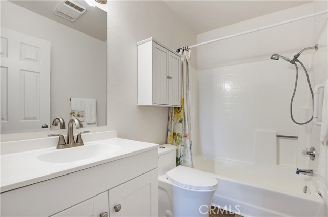 460 Oak Street, 215 photo 17