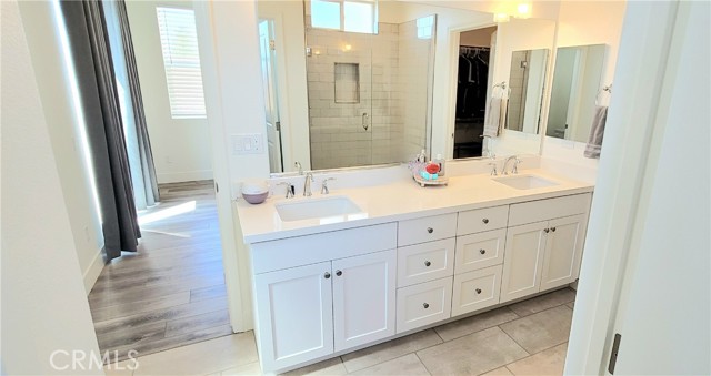 Primary bathroom with 2 sinks & quartz counter tops.