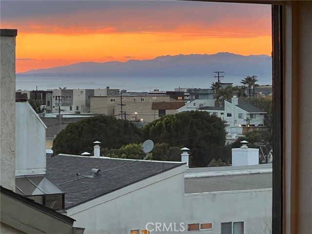 703 4th Street, Hermosa Beach, California 90254, 2 Bedrooms Bedrooms, ,1 BathroomBathrooms,Residential,Sold,4th,SB23070770