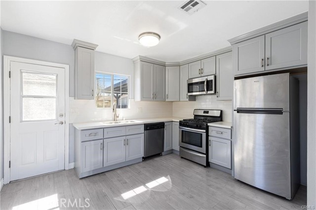 Detail Gallery Image 1 of 12 For 11140 Vanowen St, North Hollywood,  CA 91605 - 3 Beds | 2 Baths