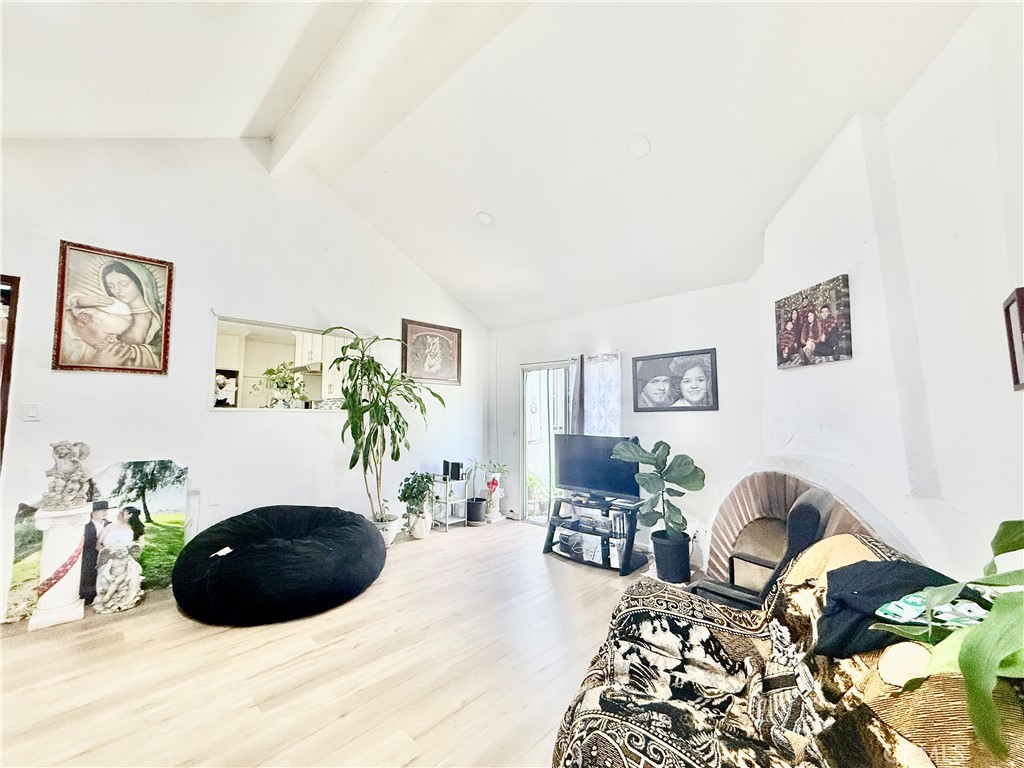 https://media.crmls.org/medias/a14d2e9d-4eb1-4806-b260-cadbb9852846.jpg?preset=X-Large