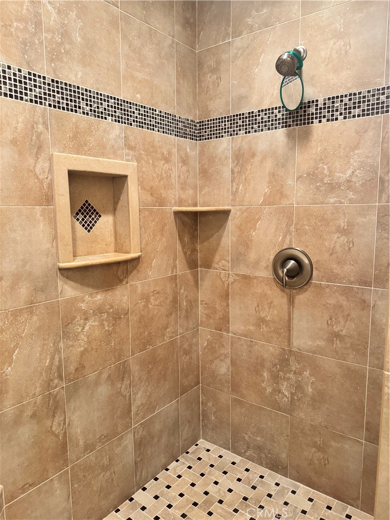 https://media.crmls.org/medias/a14d522a-bfdf-4fe2-96b0-ee52abafad5f.jpg?preset=X-Large