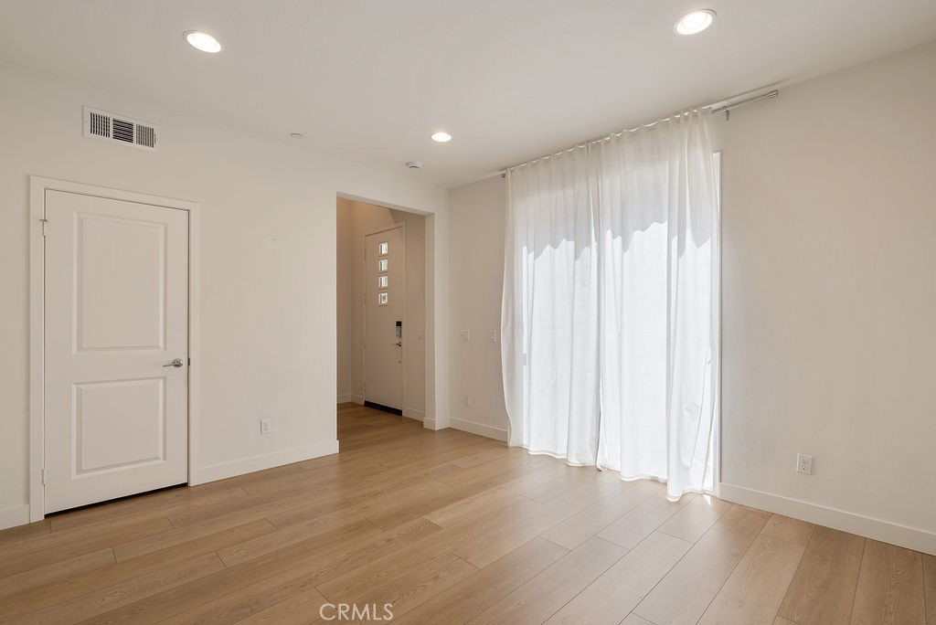 https://media.crmls.org/medias/a14d724a-5d1c-4960-9a32-226ae5af87a2.jpg?preset=X-Large