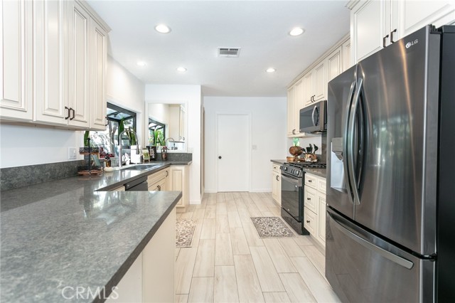 Detail Gallery Image 13 of 29 For 5825 Fulton Ave, Valley Glen,  CA 91401 - 3 Beds | 3 Baths