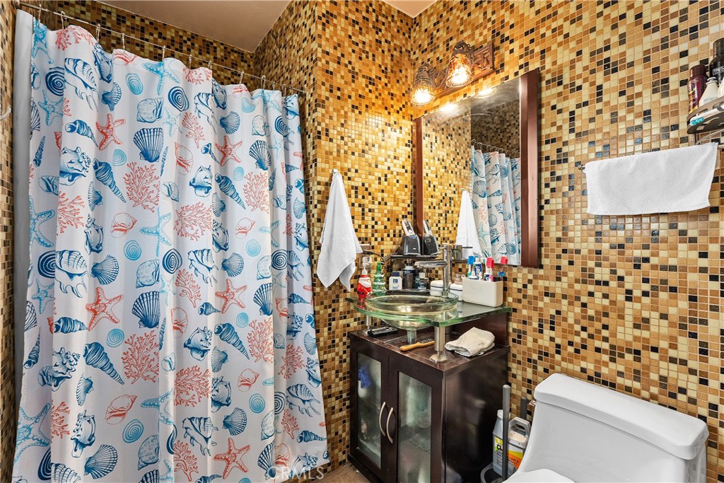 https://media.crmls.org/medias/a151d491-00ff-449a-bd3f-8c6d772f99d8.jpg?preset=X-Large
