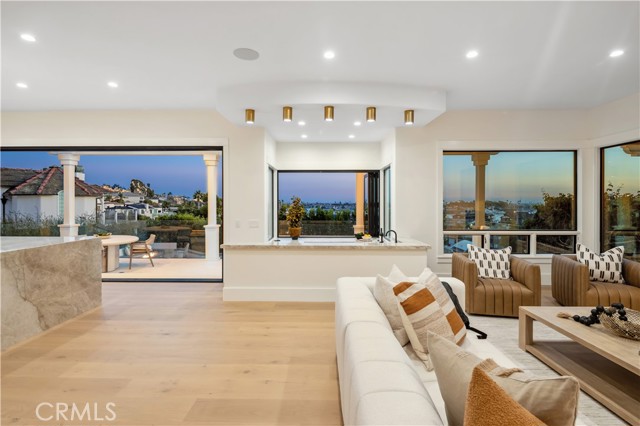 Detail Gallery Image 15 of 69 For 2915 Cliff Dr, Newport Beach,  CA 92663 - 4 Beds | 4/1 Baths