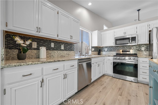 Detail Gallery Image 14 of 41 For 27769 Kristin Ln, Saugus,  CA 91350 - 3 Beds | 2 Baths