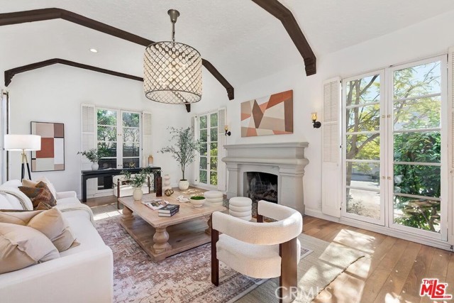 Detail Gallery Image 4 of 29 For 384 N Bonhill Rd, Los Angeles,  CA 90049 - 3 Beds | 3/2 Baths