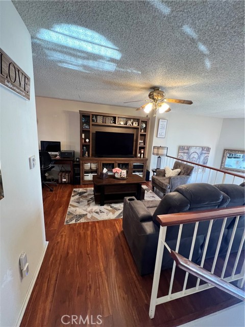 Detail Gallery Image 8 of 10 For 19230 Wyandotte #14,  Reseda,  CA 91335 - 3 Beds | 3 Baths