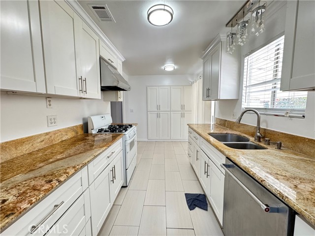 20608 Hawaiian Avenue, Lakewood CA: https://media.crmls.org/medias/a1586c38-b9be-49ac-99d2-368d4e53c9bf.jpg