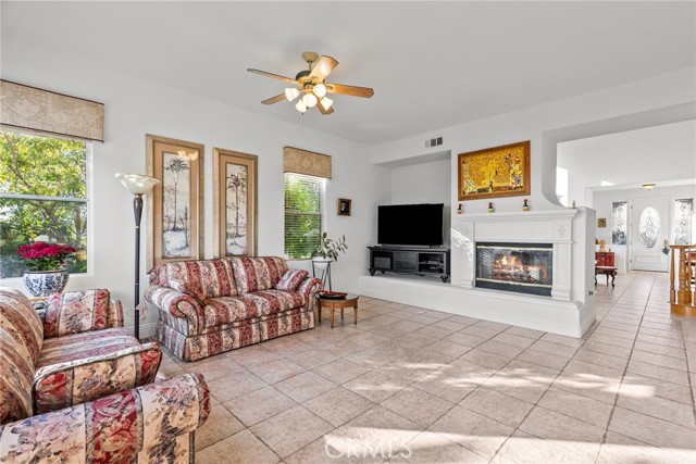 22440 Skylake Place, Saugus CA: https://media.crmls.org/medias/a15c313e-7f61-468d-828f-282b70d1054d.jpg