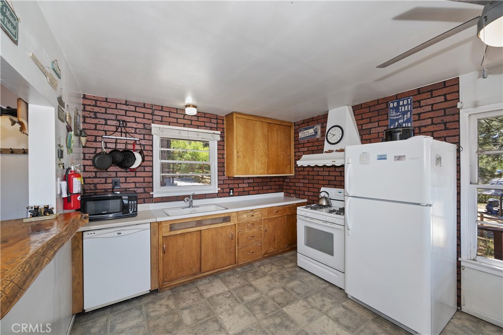 https://media.crmls.org/medias/a15cf2b5-4375-4723-bc12-b13d6765b608.jpg?preset=X-Large