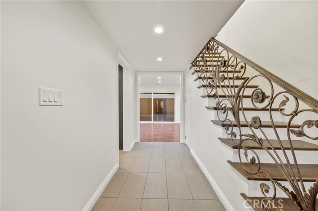 Detail Gallery Image 6 of 52 For 12759 Elkwood St, North Hollywood,  CA 91605 - 4 Beds | 3 Baths