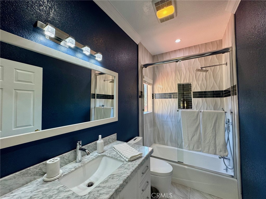 https://media.crmls.org/medias/a160059f-80b9-4185-a941-8cffeb1d31ff.jpg?preset=X-Large