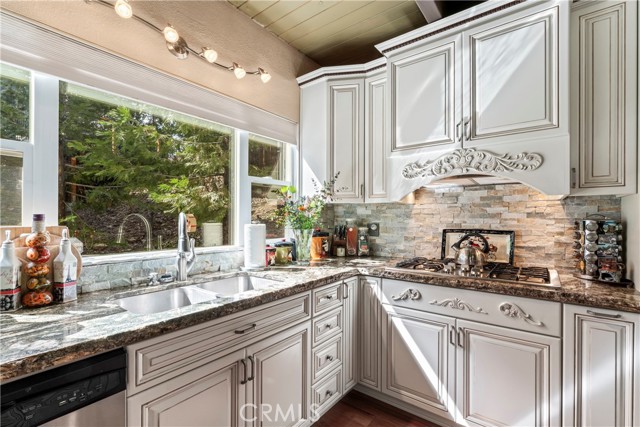 Detail Gallery Image 13 of 66 For 750 Zurich Dr, Lake Arrowhead,  CA 92352 - 4 Beds | 4/1 Baths