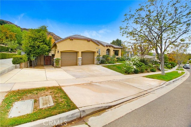 Detail Gallery Image 2 of 53 For 22110 Crestline Trl, Saugus,  CA 91390 - 5 Beds | 3/1 Baths