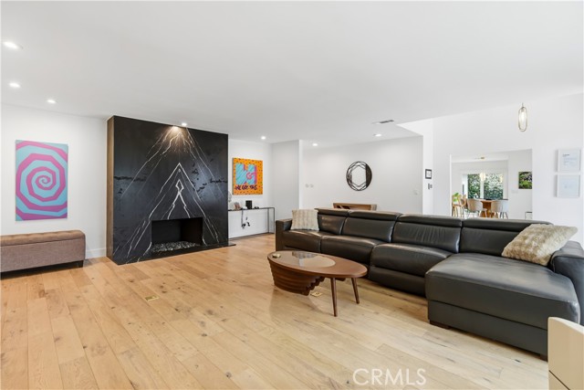 Detail Gallery Image 9 of 53 For 22637 Erwin St, Woodland Hills,  CA 91367 - 6 Beds | 5/1 Baths