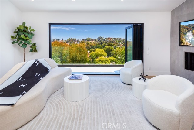 4976 Llano Drive, Woodland Hills CA: https://media.crmls.org/medias/a168fcfb-714b-4ac0-b74b-feae7deaabf0.jpg
